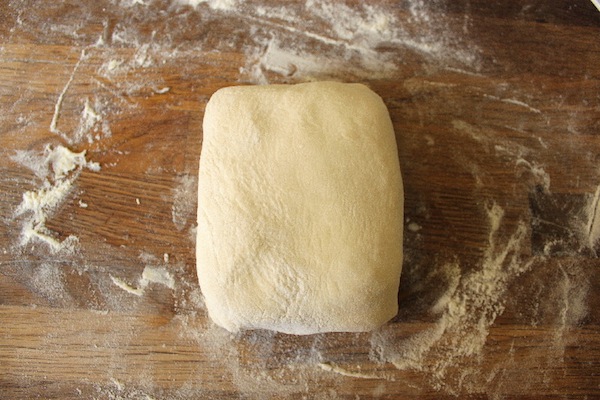 Prima fase pasta sfoglia chiusura del panetto di burro. © Dolcimaterieprime