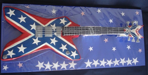 chitarradean torta a forma di chitarra eletrica