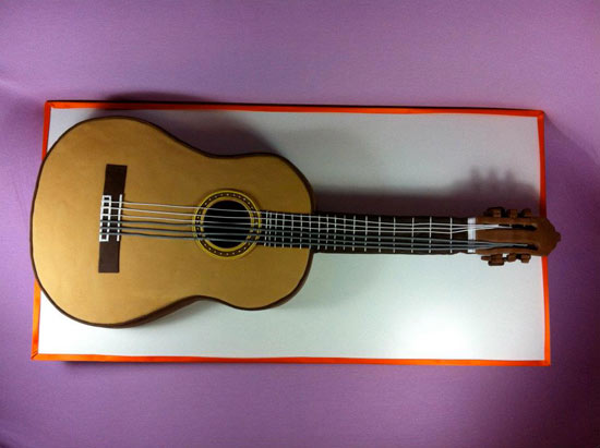 chitarra torta a forma di chitarra classica