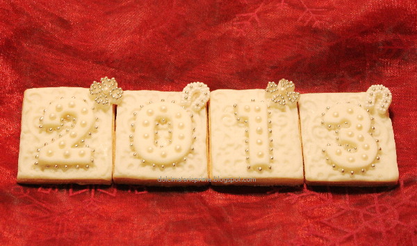 Biscotti portafortuna per il 2013 in frolla e cioccolato plastico © Dolcimaterieprime