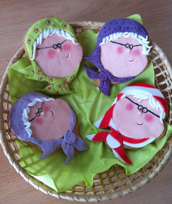 Biscotti befana decorati in pasta di zucchero 