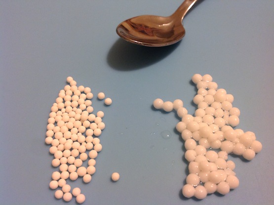 Le perle di tapioca prima e dopo l'ammollo. Photo © Cakemania®