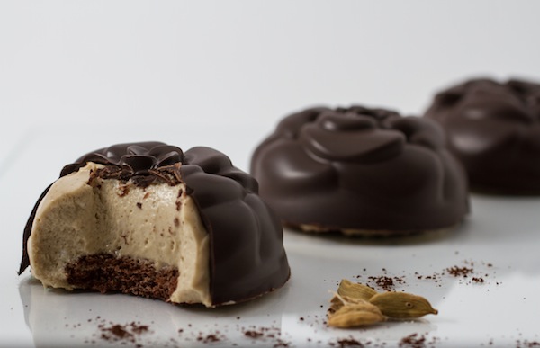 Bavarese al caffè e cardamomo in guscio di cioccolato fondente