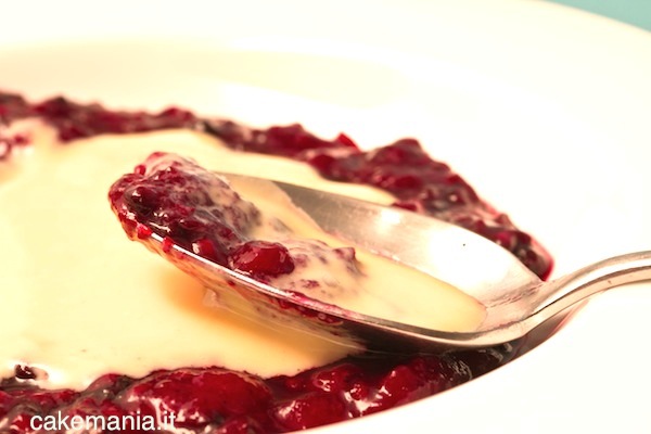 Composta di frutti di bosco e salsa alla vaniglia. 