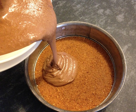 Versate la mousse al cioccolato sulla base di amaretti. Photo © Cakemania®