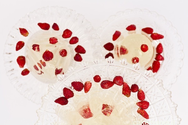 Gelatine di moscato con fragoline di bosco.