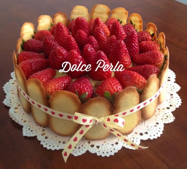 torta alle fragole con lingue di gatto