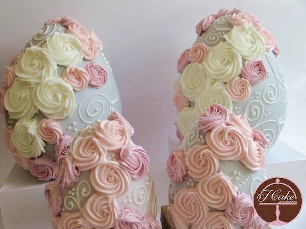 uovo pasqua con rose