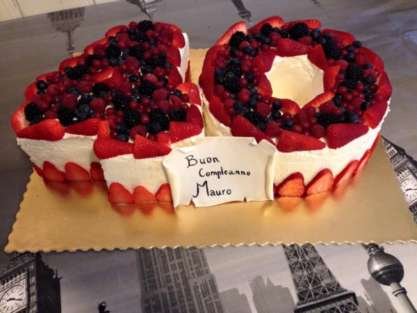 torta alle fragole a forma di 40
