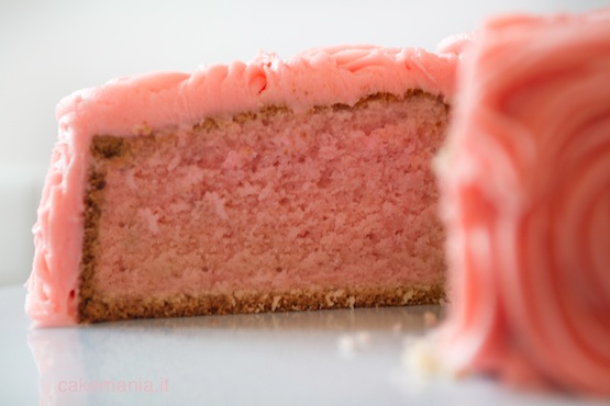 La torta alla rosa tagliata si presenta così... Photo © Federico Casella per Cakemania®