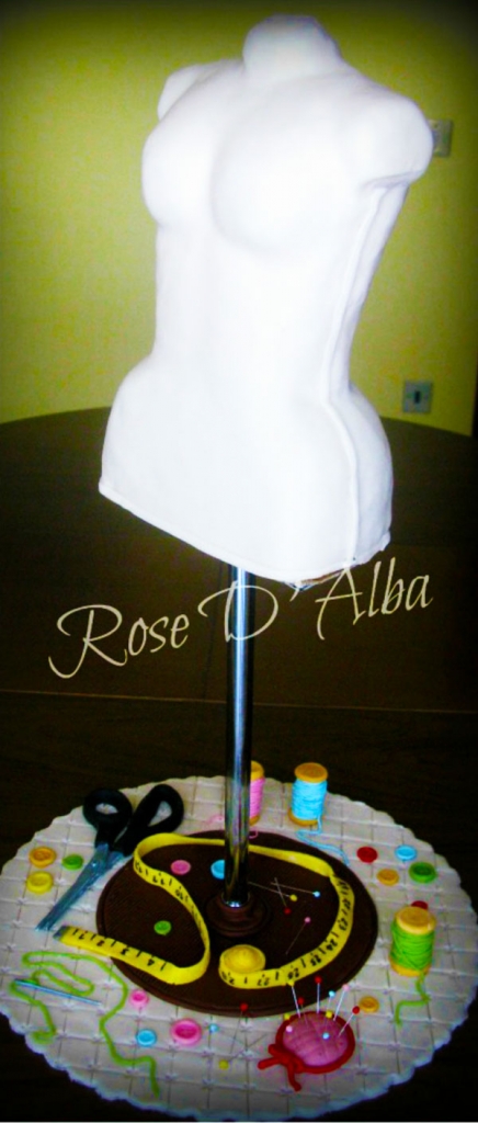 torta-decorata-a-forma-di-manichino