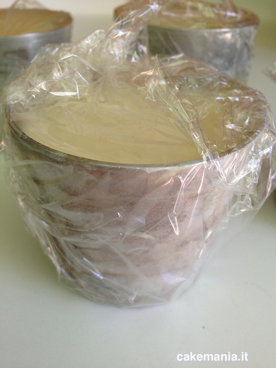 Coprite bene prima di mettere in frigo: la panna non sigillata prende subito gli odori di ciò che la circonda.