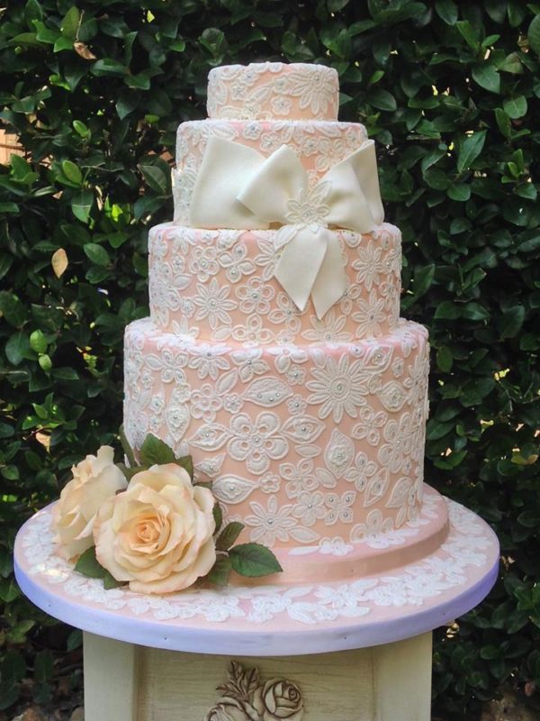 torta decorata con pizzo e cristalli swarovski per #nastrorosa