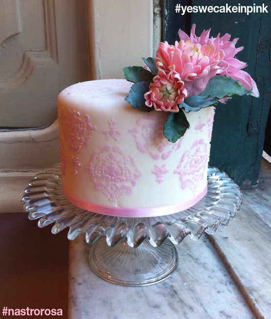 mud cake cioccolato bianco toni brancatisano nastro rosa pasta di zucchero