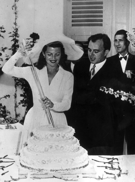 Rita Hayworth e Ali Khan, 1949. Papa Pio XII scomunicò la cattolica Hayworth per aver sposato un mussulmano.