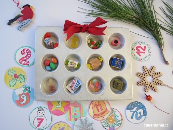 Il calendario dell'avvento nella teglia dei muffin