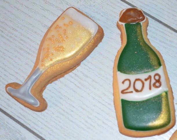 biscotti a forma di bicchiere e bottiglia