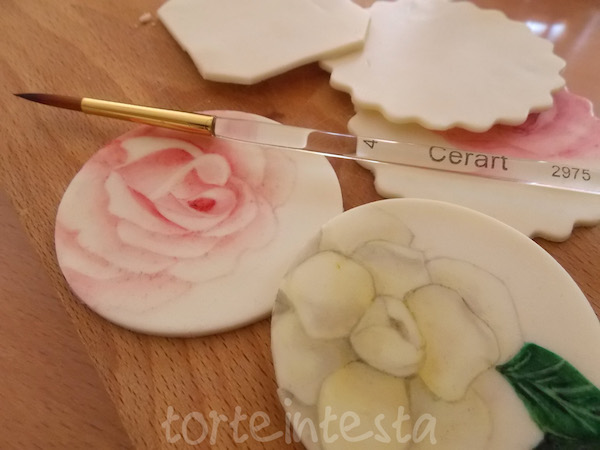 fiori dipinti su biscotti