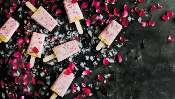 Gelati su stecco di cheesecake alla fragola