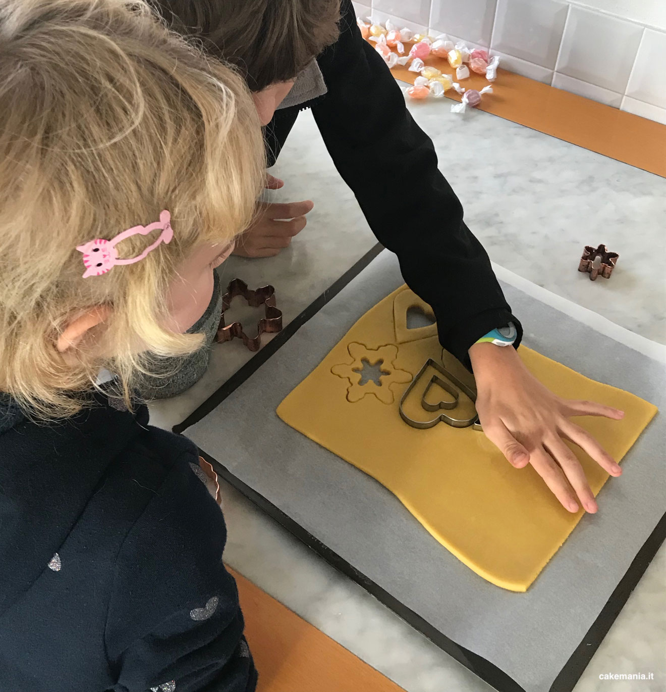 bambini fanno biscotti